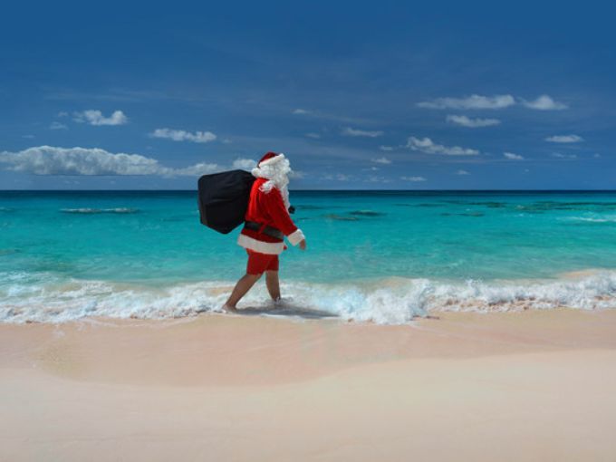 635853563813200149-Bermuda-Santa-in-shorts-on-the-beach-credit-Hamilton-PRincess-Bermuda.jpg